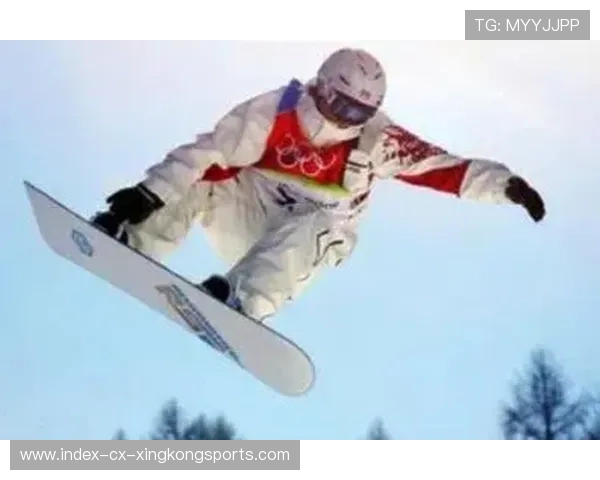 女孩去雪山双板滑雪，不料板子突然掉落，硬是用双脚滑行，滑雪双板摔倒怎么起来