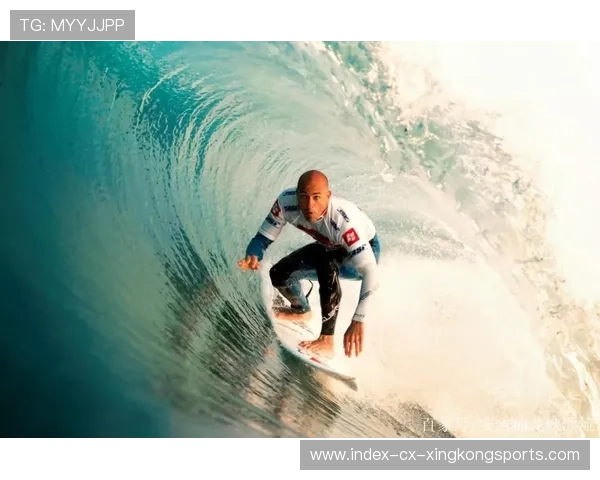 冲浪选手与海豹“抢浪”,全网笑疯