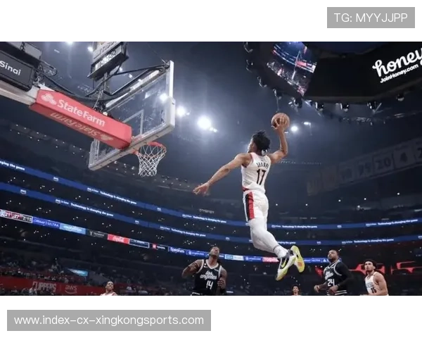 夏普高空接力秀出爆发力,开拓者替补席失控尖叫